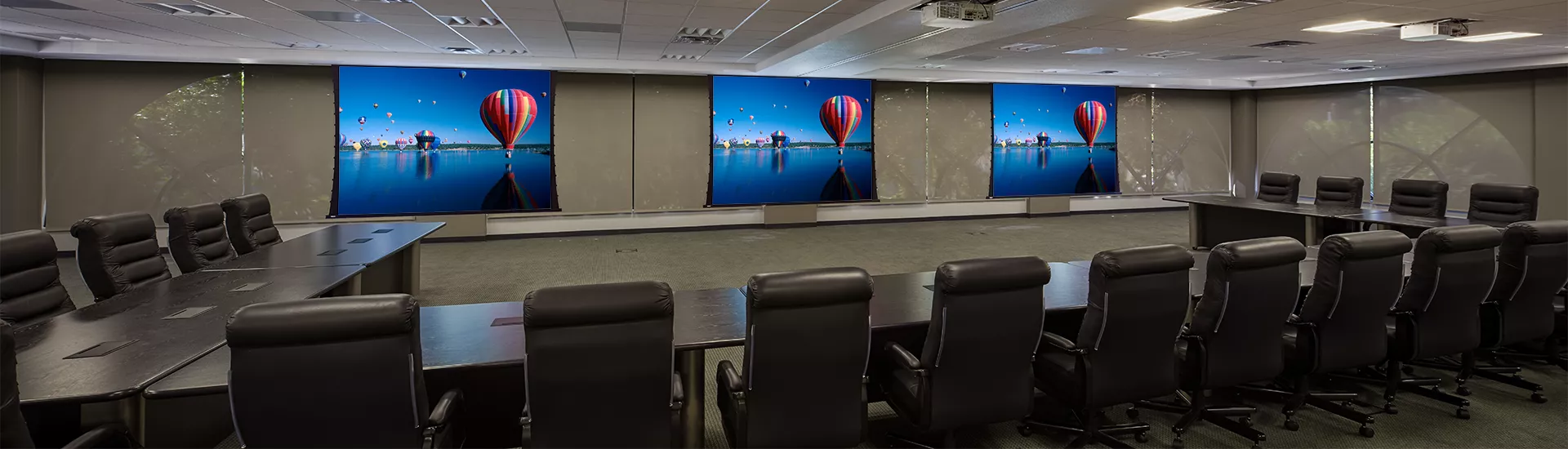 Access V screens with Matt White XT1000VB viewing surfaces and Manual FlexShade window shades at Valley First Credit Union, Modesto, CA. Photo by Kyle Jeffers.